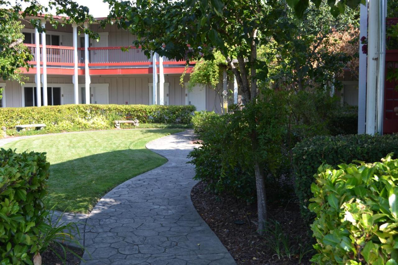 Sebastopol Inn Exterior photo